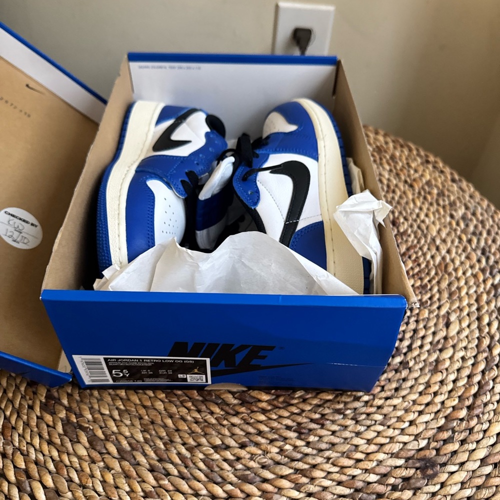 *NWT* NIKE Kids White, Blue and Black Low-Top Sneakers